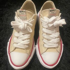 MMY(Masion Mihara Yashurio) tan, red, white